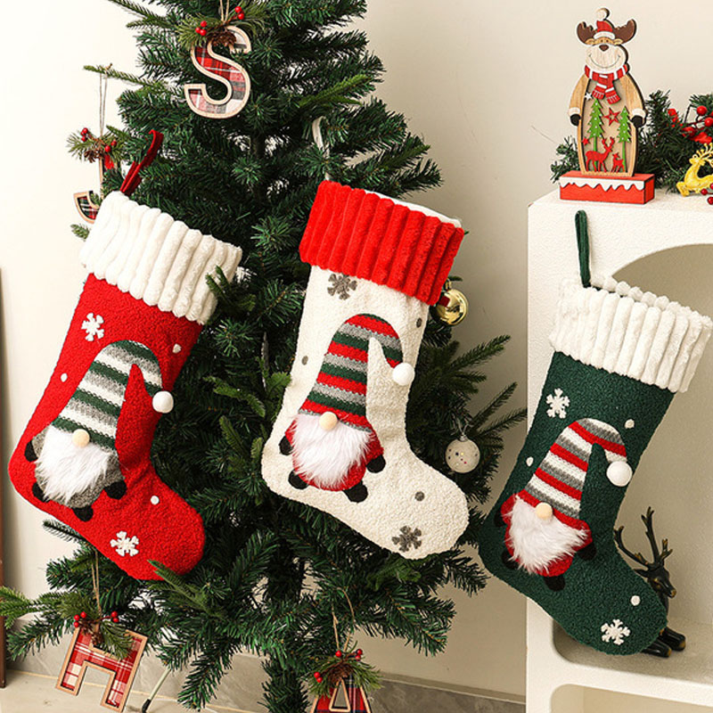 Christmas Stocking Hanging - 新しいオフトのふわふわクリスマスストッキングオーナメント、クリスマスギフトバッグ、冬のホリデーパーティーや家庭の装飾に使える、吊り下げ式のツリーペンダント。